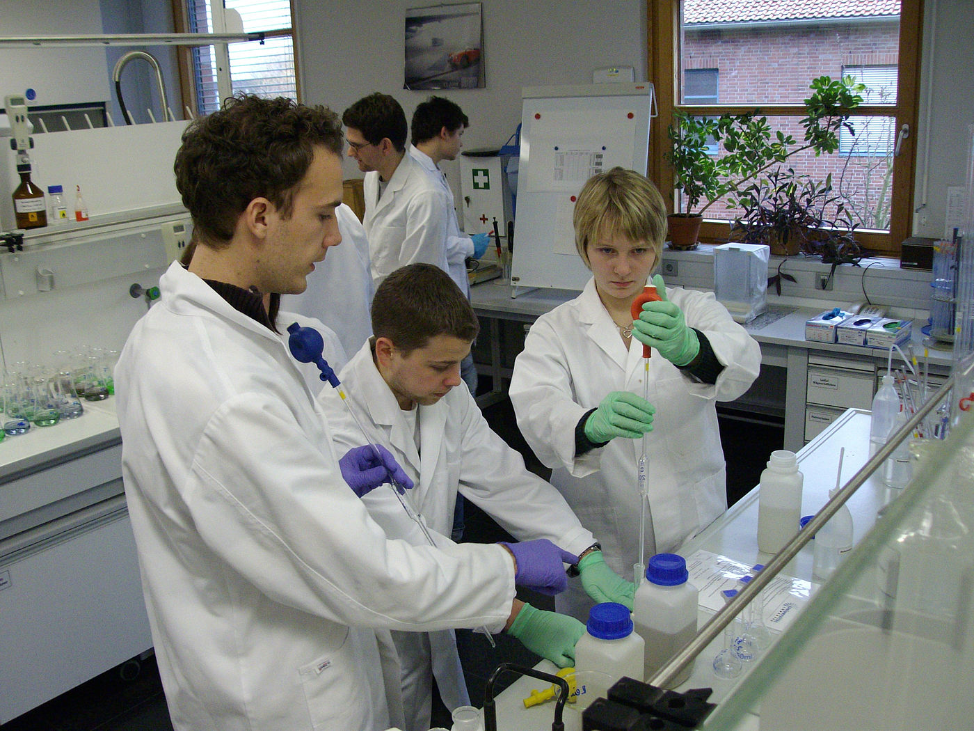 Studierende der Ostfalia HAW arbeiten gemeinsam an einem Versuch im Chemielabor