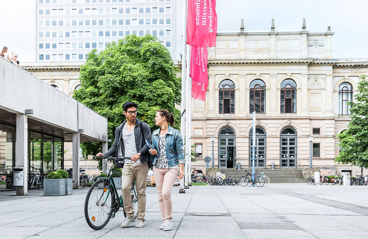 Zwei Studierende vor dem Hochschulgebäude der TU Braunschweig