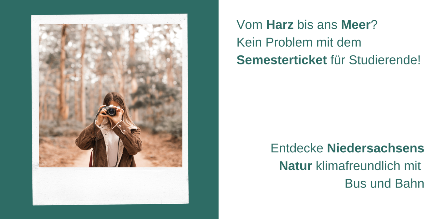Eine junge Frau fotografiert im Wald, dazu der Text: Vom Harz bis ans Meer? Kein Problem mit dem Semesterticket für Studierende! Entdecke Niedersachsens Natur klimafreundlich mit Bus und Bahn 