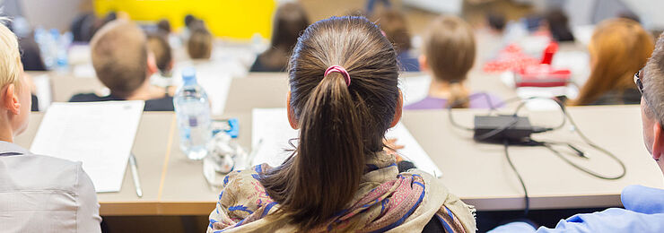 Viele junge Menschen sitzen in einem Hörsaal