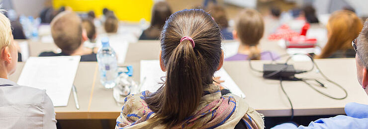 Viele junge Menschen sitzen in einem Hörsaal