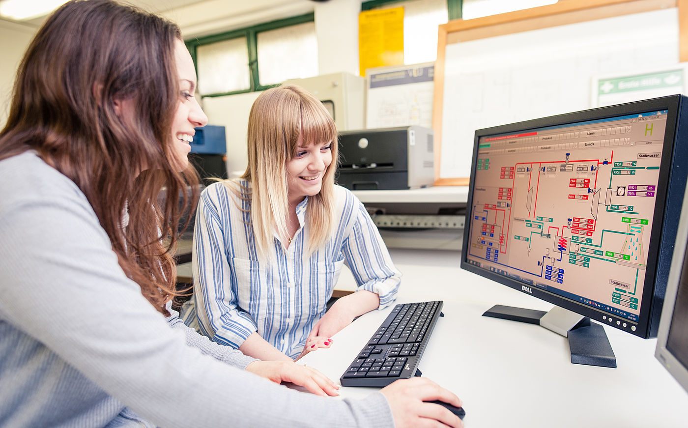 Zwei Studierende der HS Hannover arbeiten gemeinsam am Computer