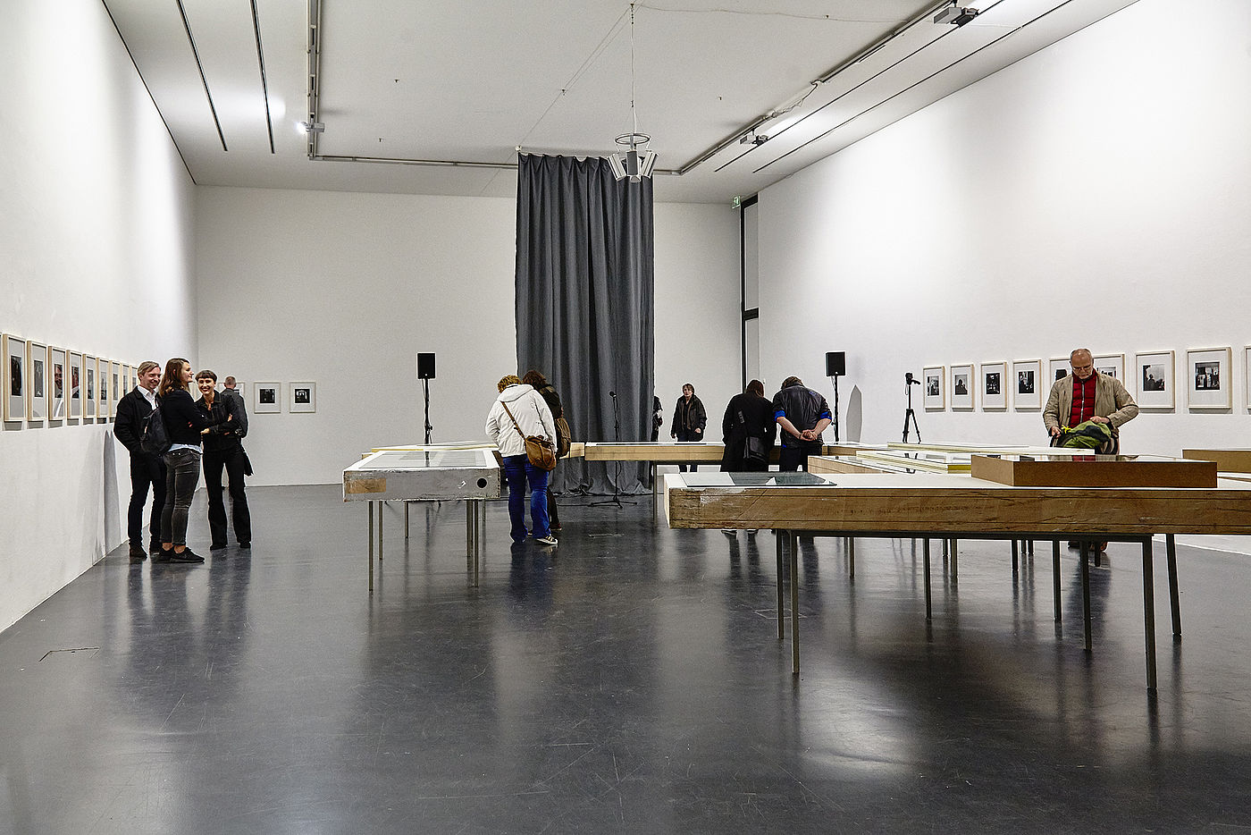 Menschen beim Besuch einer Ausstellung in der Galerie der HBK Braunschweig