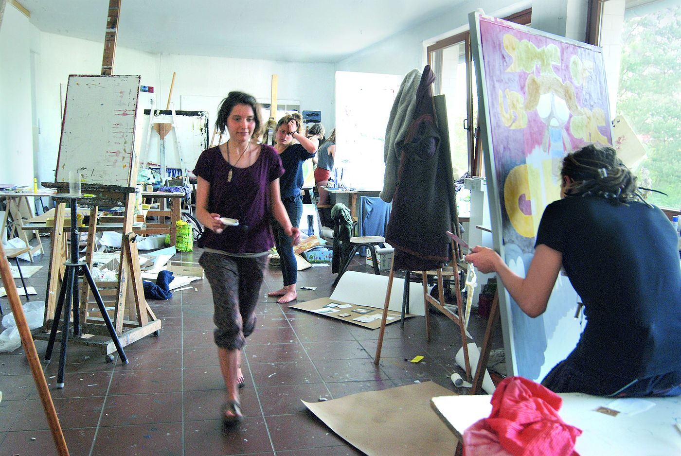 Studierende der HKS Ottersberg arbeiten im Atelier an ihren Kunstwerken