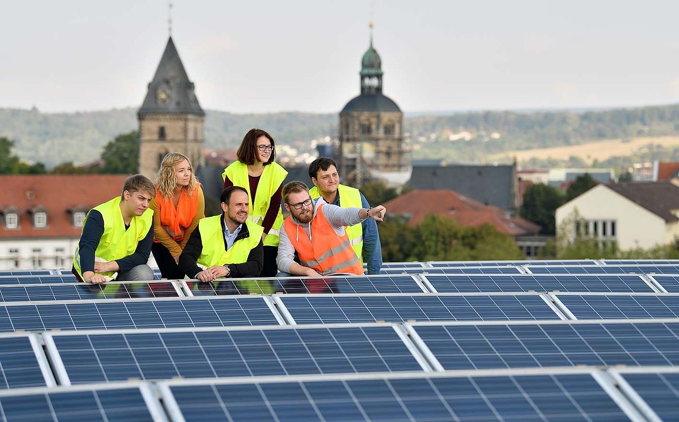 Studierende der HS Weserbergland auf dem Dach an einer Photovoltaikanlage 